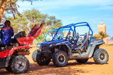 Merzouga, Fas - 26 Şubat 2016: bir off-road pilotu arkadan görünüm