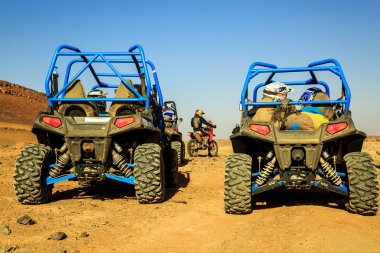 Merzouga, Fas - 24 Şubat 2016: mavi Polaris Rzr arkadan görünüm 