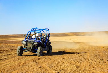 Merzouga, Fas - 25 Şubat 2016: Ön görünümü üzerinde mavi Polaris Rzr