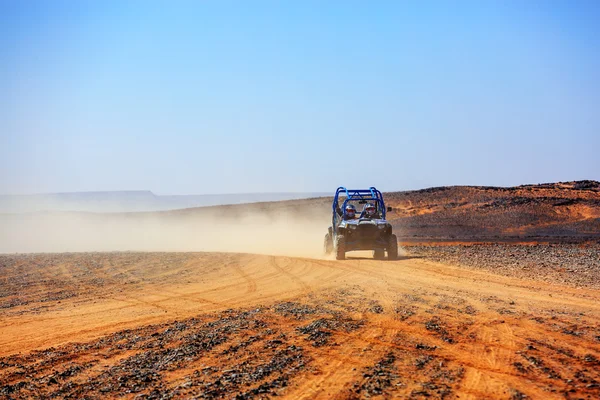 Voiture tout terrain avec son pilote au Maroc — Photo