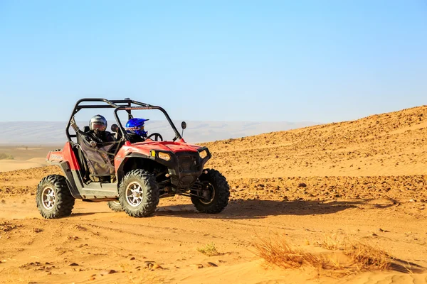 Merzouga, Marrocos - 22 de fevereiro de 2016: Vista frontal sobre Polaris RZR azul — Fotografia de Stock