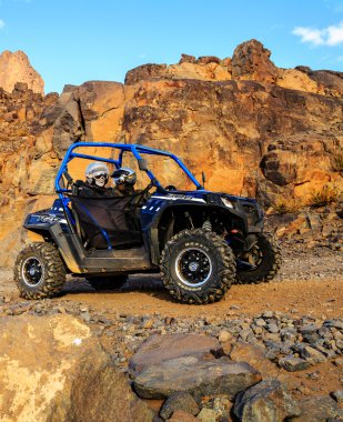 Merzouga, Fas - 21 Şubat 2016: mavi Polaris Rzr 800 geçiş 