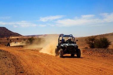 Merzouga, Fas - 23 Şubat 2016: Ön görünümü üzerinde mavi Polaris Rzr