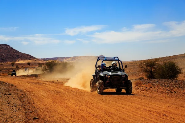 Merzouga, Marrocos - 23 de fevereiro de 2016: vista frontal sobre o Polaris RZR azul — Fotografia de Stock