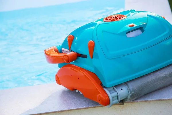 机器人清洗游泳池 — 图库照片