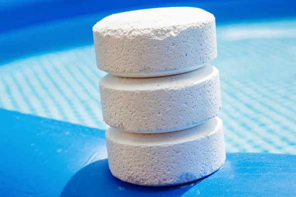 Chlorine Pellets on the edge of an inflatable pool — Stock Photo, Image