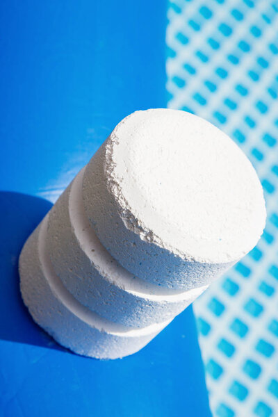 Хлорные окатыши на краю надувного бассейна
