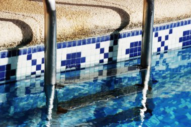 Özel havuzda yüzme havuzu adımları