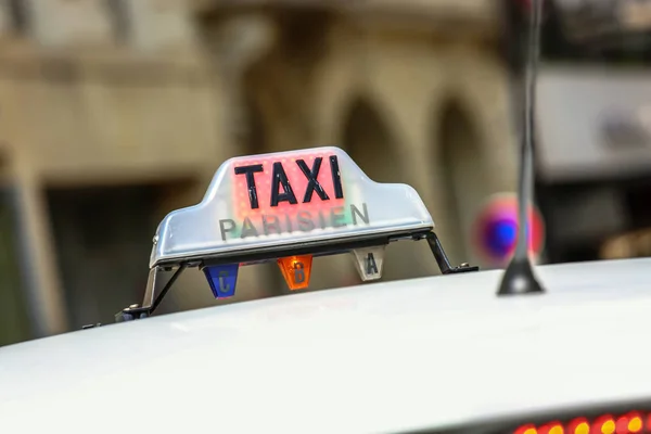 Parisian taxi on avenue des champs-elysees, with the Arc de Trio — Stock Photo, Image