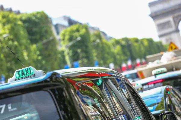 Parisian taxi on avenue des champs-elysees, with the Arc de Trio — Stock Photo, Image
