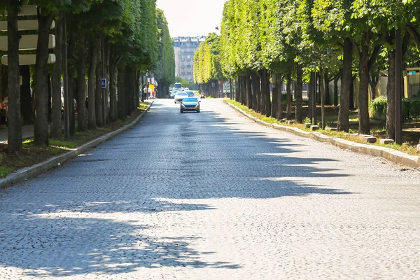 París, Francia - 14 de julio de 2014: gran camino arbolado pavimentado con n — Foto de Stock