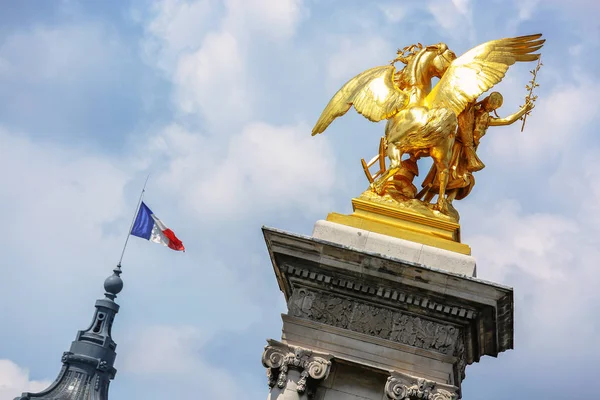 Colonnes et statues du Pont Alexandre III à Paris — Photo