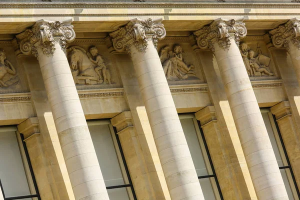 Paříž, Francie - 14. července 2014: Malé Palais sloupci closeup - The Petit Palais (malý palác) je muzeum v Paříži, Francie. — Stock fotografie