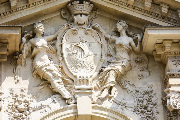 Paris, Frankrike - April 24, 2015: Råvaror Exchange (Bourse de handel, 1782) är en byggnad i Paris nu används för att tillhandahålla tjänster till företag av Paris handelskammaren. — Stockfoto