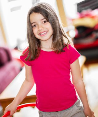 elinde bir çember ile mutlu bir şirin çocuk