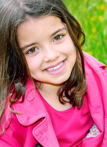 Mignon enfant avec jardin de fleurs sur fond — Photo