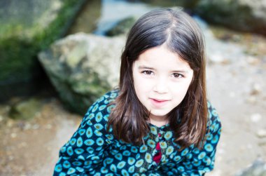 arka plan üzerinde rock ile şirin çocuk