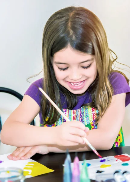 Retrato de uma menina sorrindo bonito pintando um quadro — Fotografia de Stock