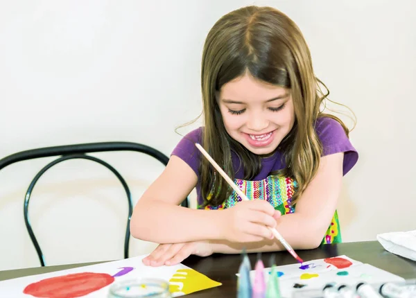 Ritratto di una ragazza carina sorridente che dipinge un quadro — Foto Stock