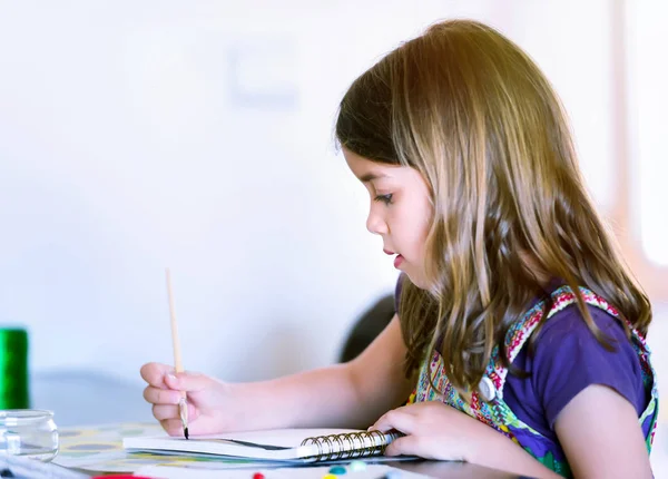 Ritratto di bella ragazza concentrata mentre dipinge — Foto Stock