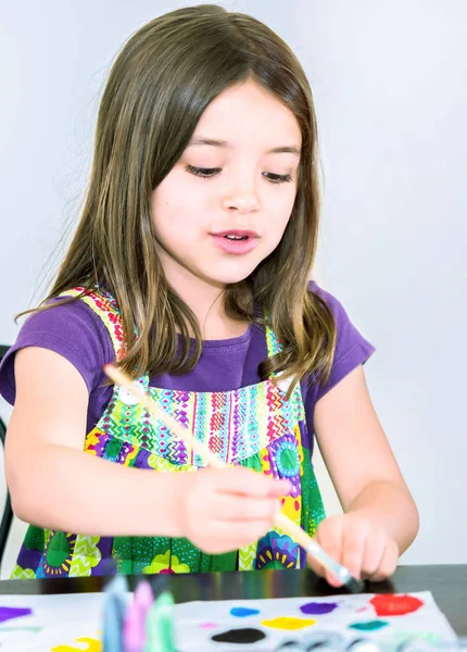 Retrato de una encantadora chica sonriente pintando un cuadro —  Fotos de Stock