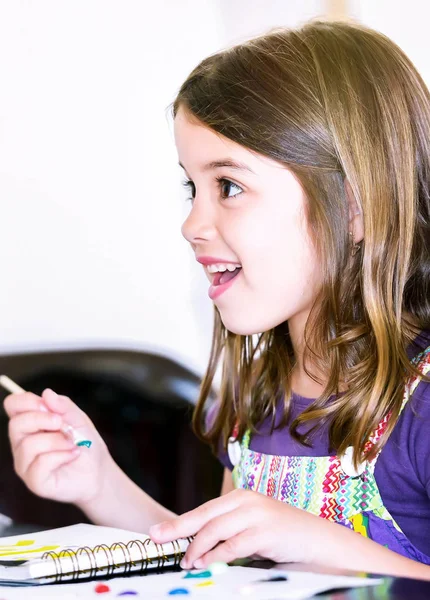 Expressief portret van een mooie jonge meisje doen verf — Stockfoto