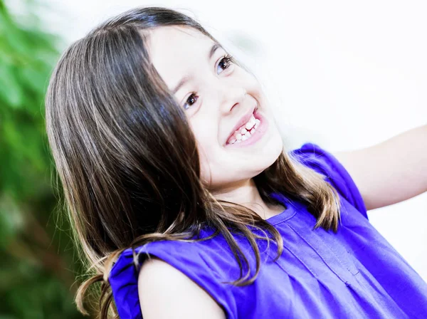 Ekspresyjny portret uśmiechający się dziecko bardzo ładny dziewczyna — Zdjęcie stockowe