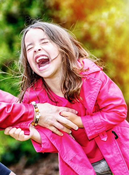 Gelukkig mooi klein meisje spelen met haar moeder — Stockfoto