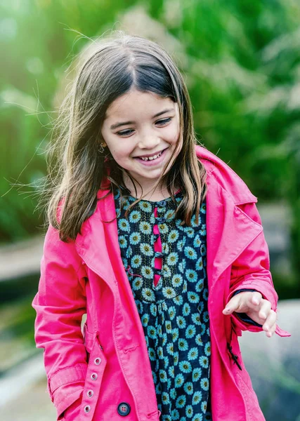 バック グラウンドで緑でかわいい子 — ストック写真