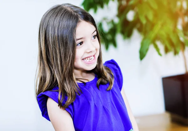 Retrato expressivo de muito bonito menina sorrindo criança — Fotografia de Stock