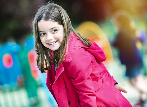 Glücklich süße kleine Mädchen auf dem Spielplatz — Stockfoto