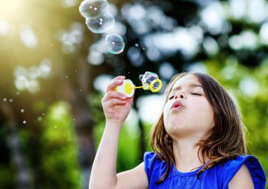 güzel çocuk üfleme kabarcıklar