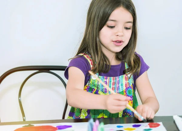 Retrato de uma linda menina sorridente pintando um quadro — Fotografia de Stock