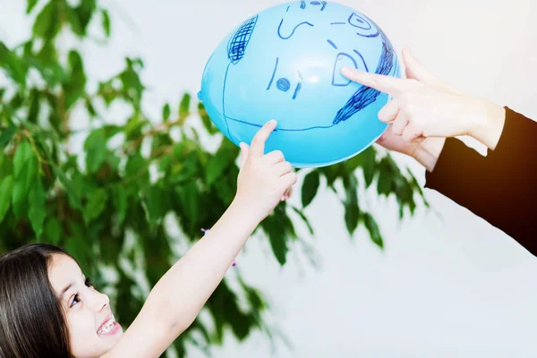 Niño lindo feliz jugando el balón con su madre快乐可爱的孩子在玩气球与她的母亲 — 图库照片