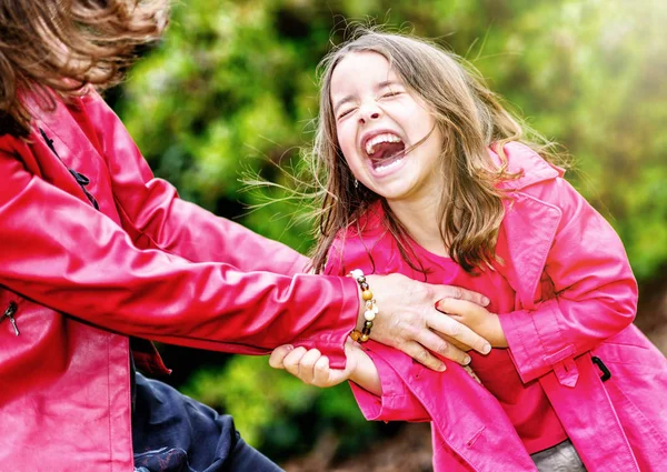 Gelukkig mooi klein meisje spelen met haar moeder — Stockfoto