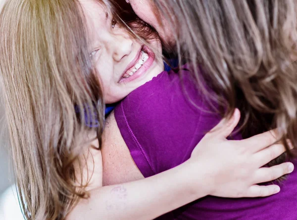 Retrato de menina bonita abraçando sua mãe — Fotografia de Stock