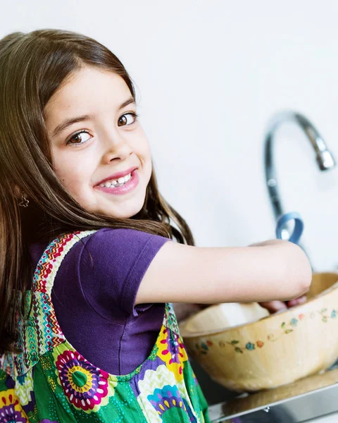 Velmi roztomilé dítě dělá nádobí — Stock fotografie