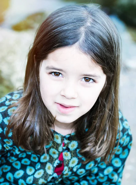 Mignon enfant avec rock sur fond — Photo