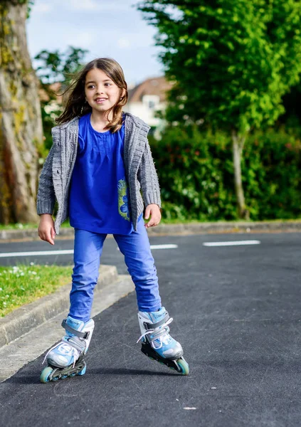 Kleines Mädchen macht Rollerblade auf der Straße — Stockfoto