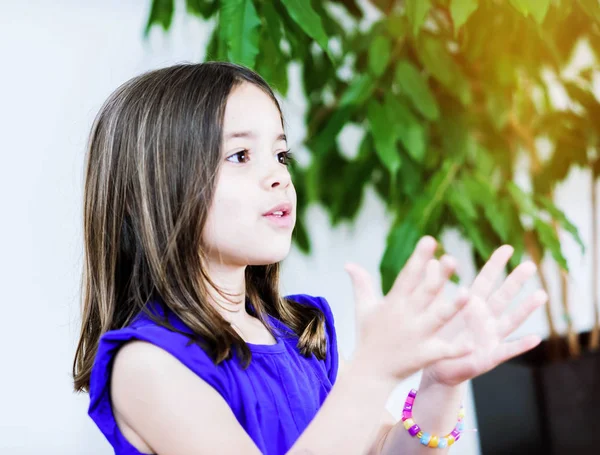 Portrait of happy cute child clapping hands — Stock Photo, Image