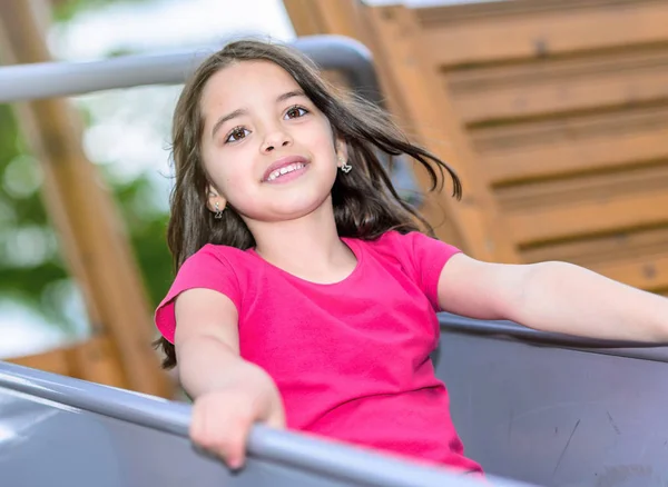 Felice bella bambina nel parco giochi — Foto Stock