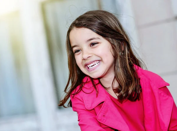 Schattig portret van een gelukkig vrij klein meisje — Stockfoto