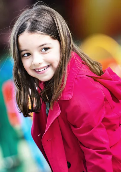 Menina bonito feliz no parque infantil — Fotografia de Stock