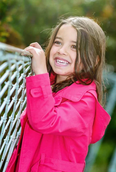 Carino bambino con giardino su sfondo — Foto Stock