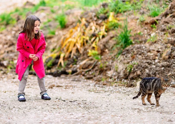 Kleines Mädchen hat Angst vor einer Katze — Stockfoto