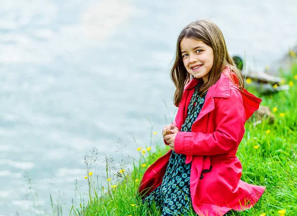 Natürliches Porträt eines süßen Kindes mit viel Grün und Wasser im Ba — Stockfoto