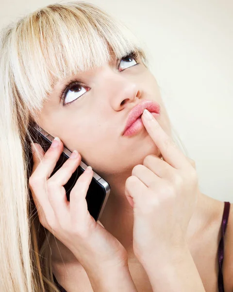 Portrait of pretty blond girl Portrait of pondering while phonin — Stock Photo, Image