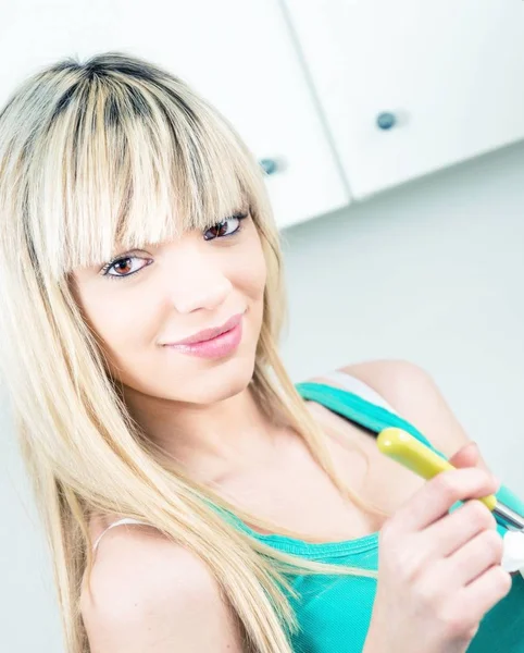 Smiling women eating yogurt food — Stock Photo, Image