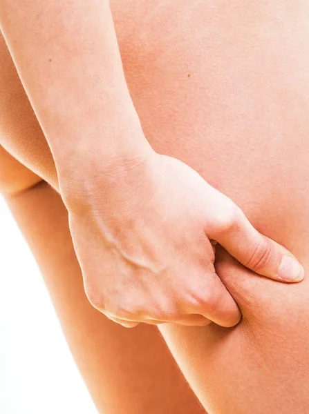 Frau kontrolliert Cellulite an ihren Beinen — Stockfoto