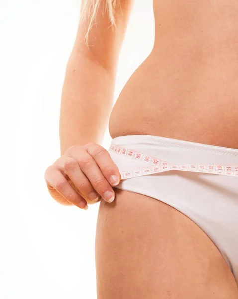 Mujer con hermoso cuerpo midiendo su cintura cadera —  Fotos de Stock